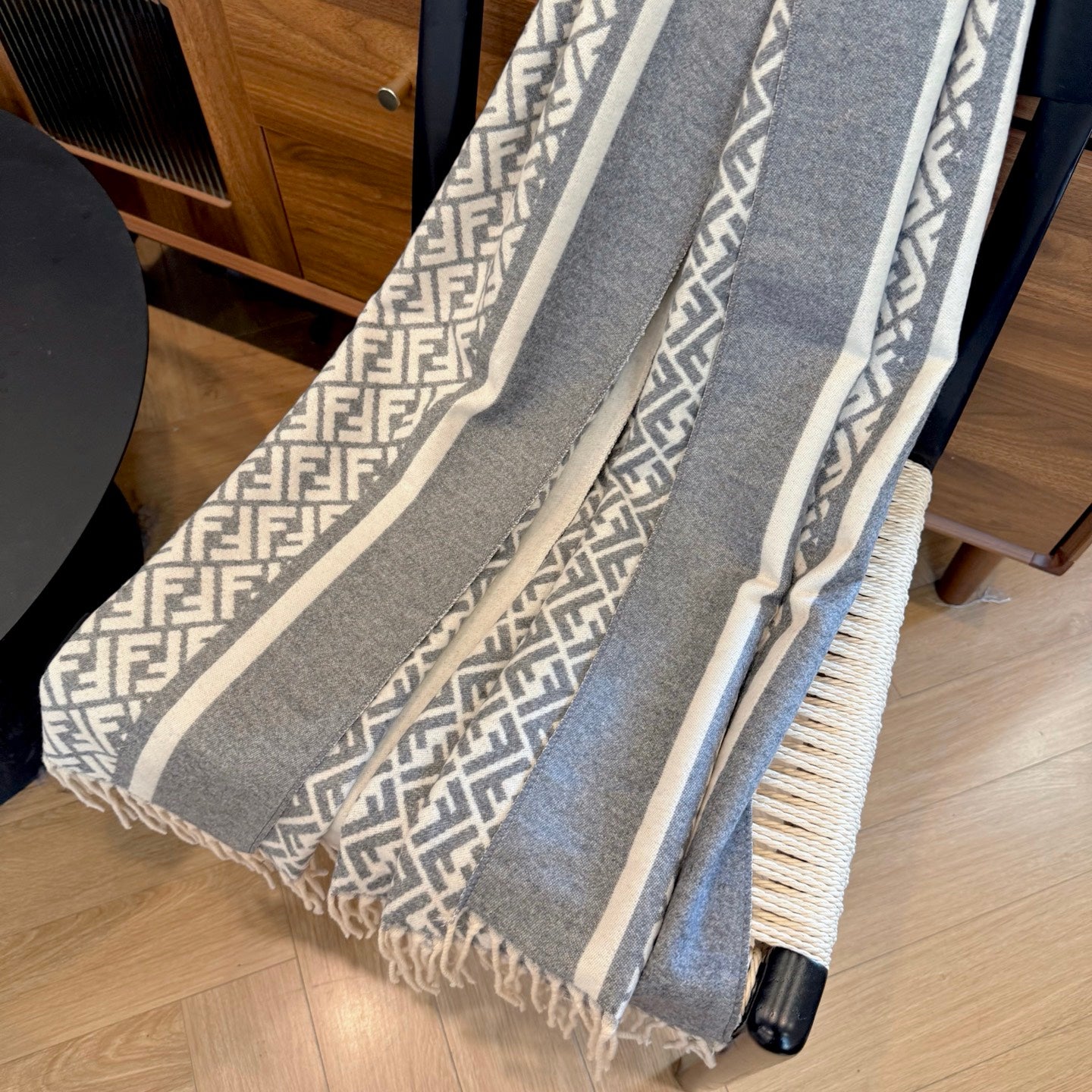 185ZF60WDE Stylish Winter Scarves