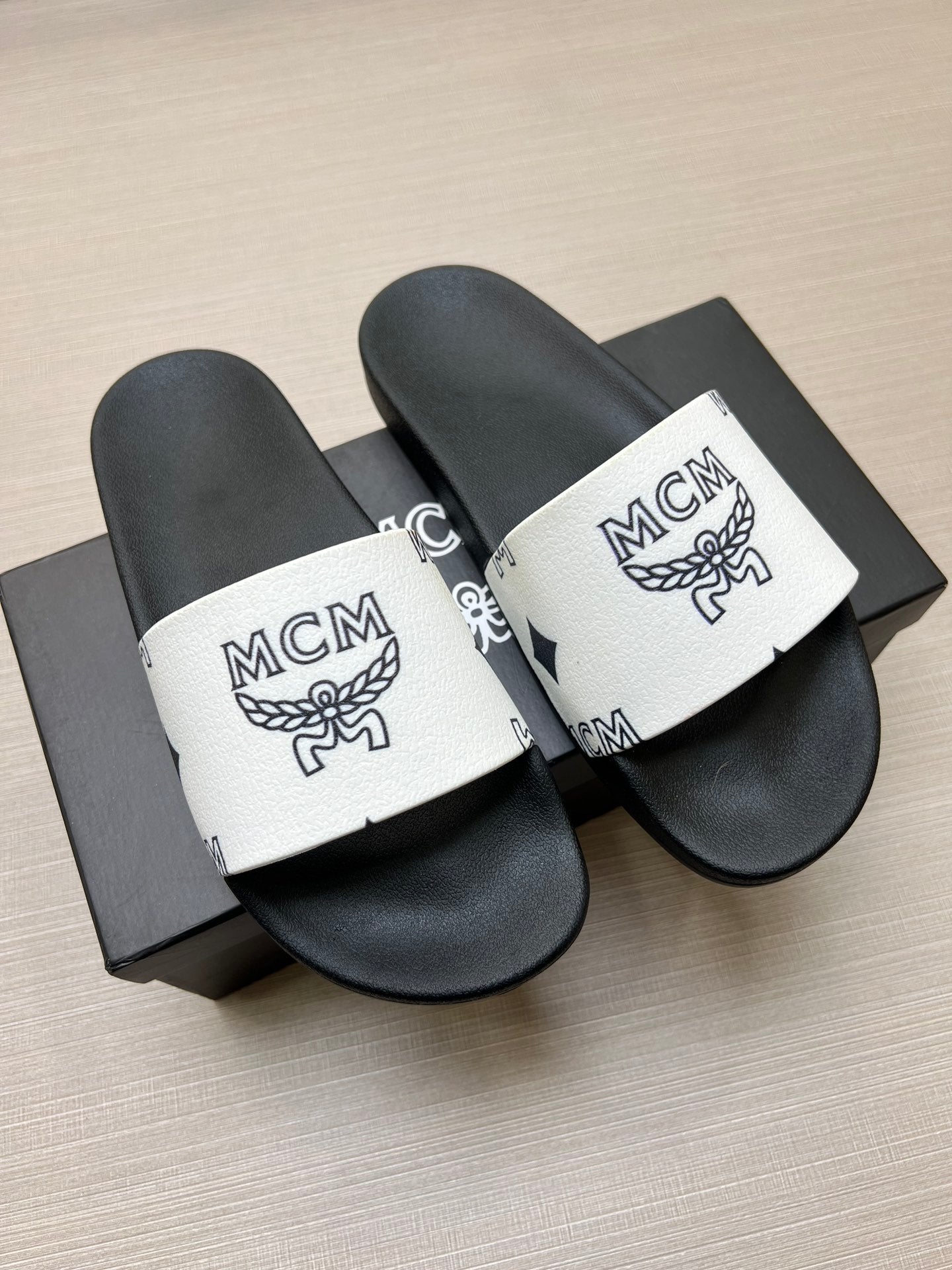 54M43ZDE Stylish slippers