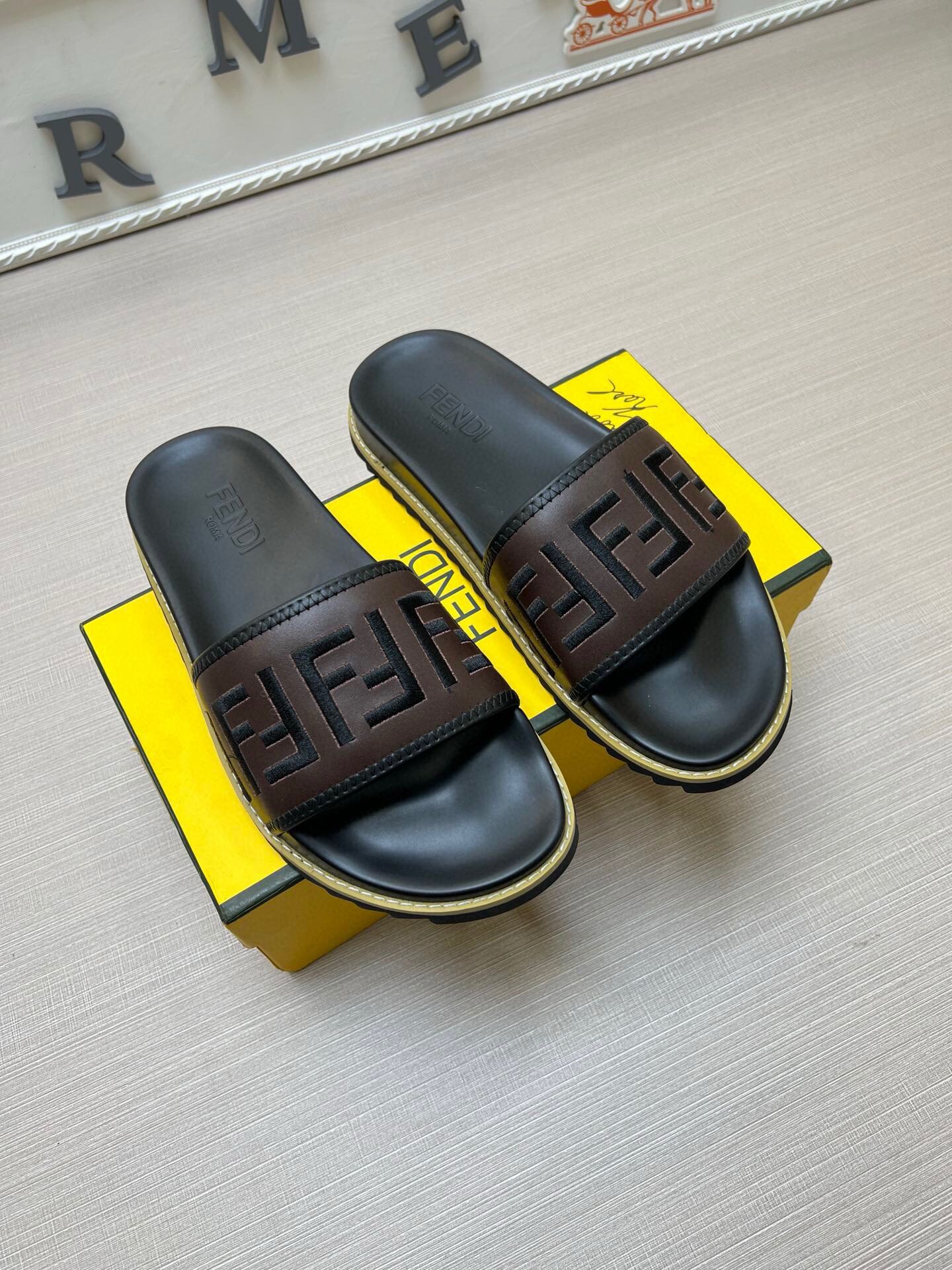 54F25ZDE Stylish slippers