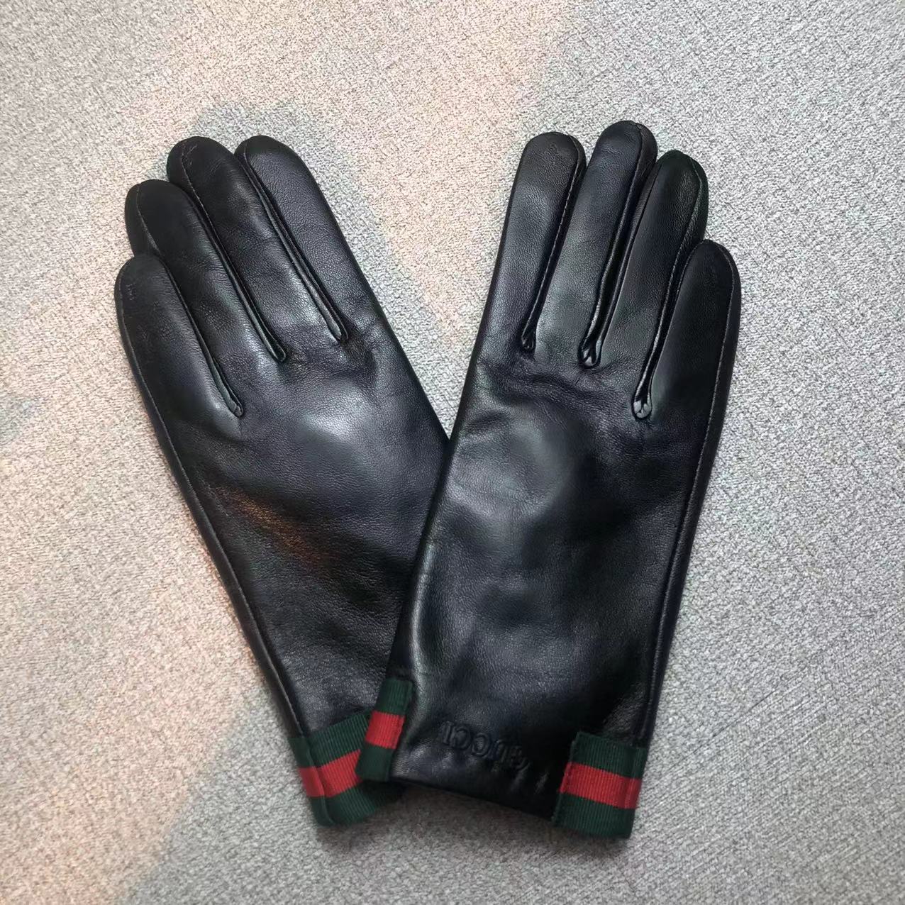 24B94SDE Stylish gloves