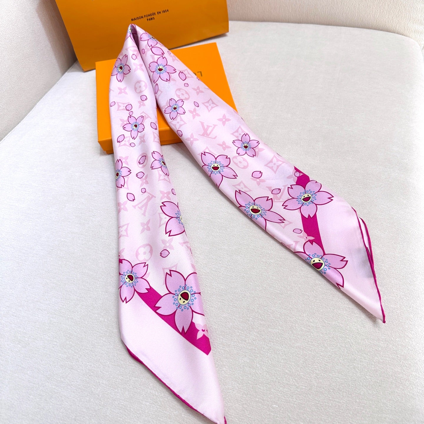 155NE62WDE Stylish Silk Scarve