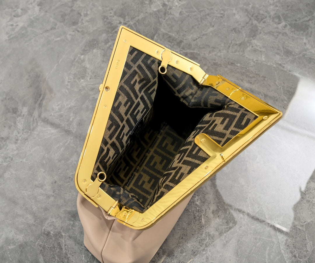 2XF20BDE Stylish leather bag