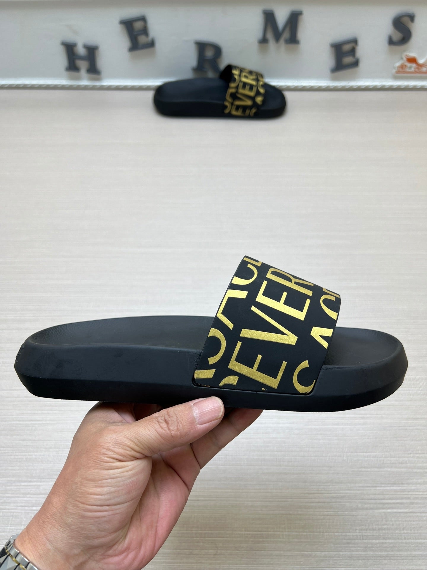54V108ZDE Stylish slippers