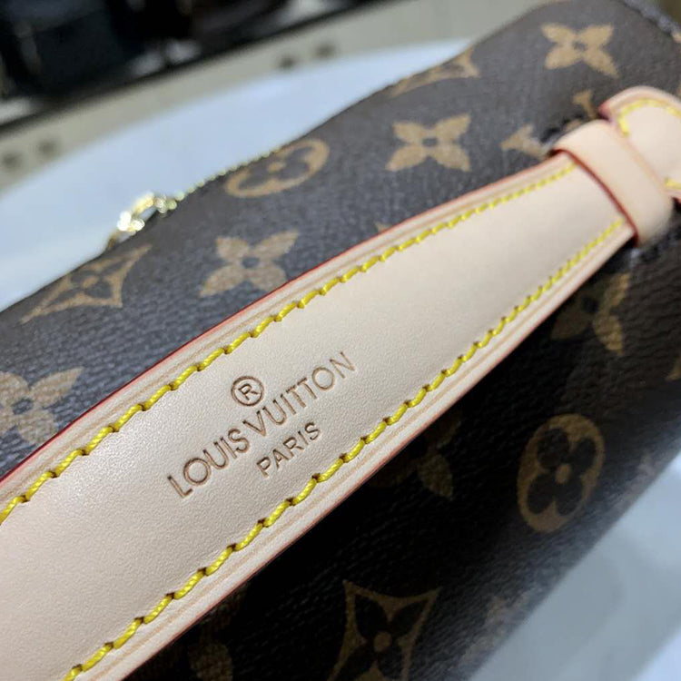1E65BDE Stylish leather bag