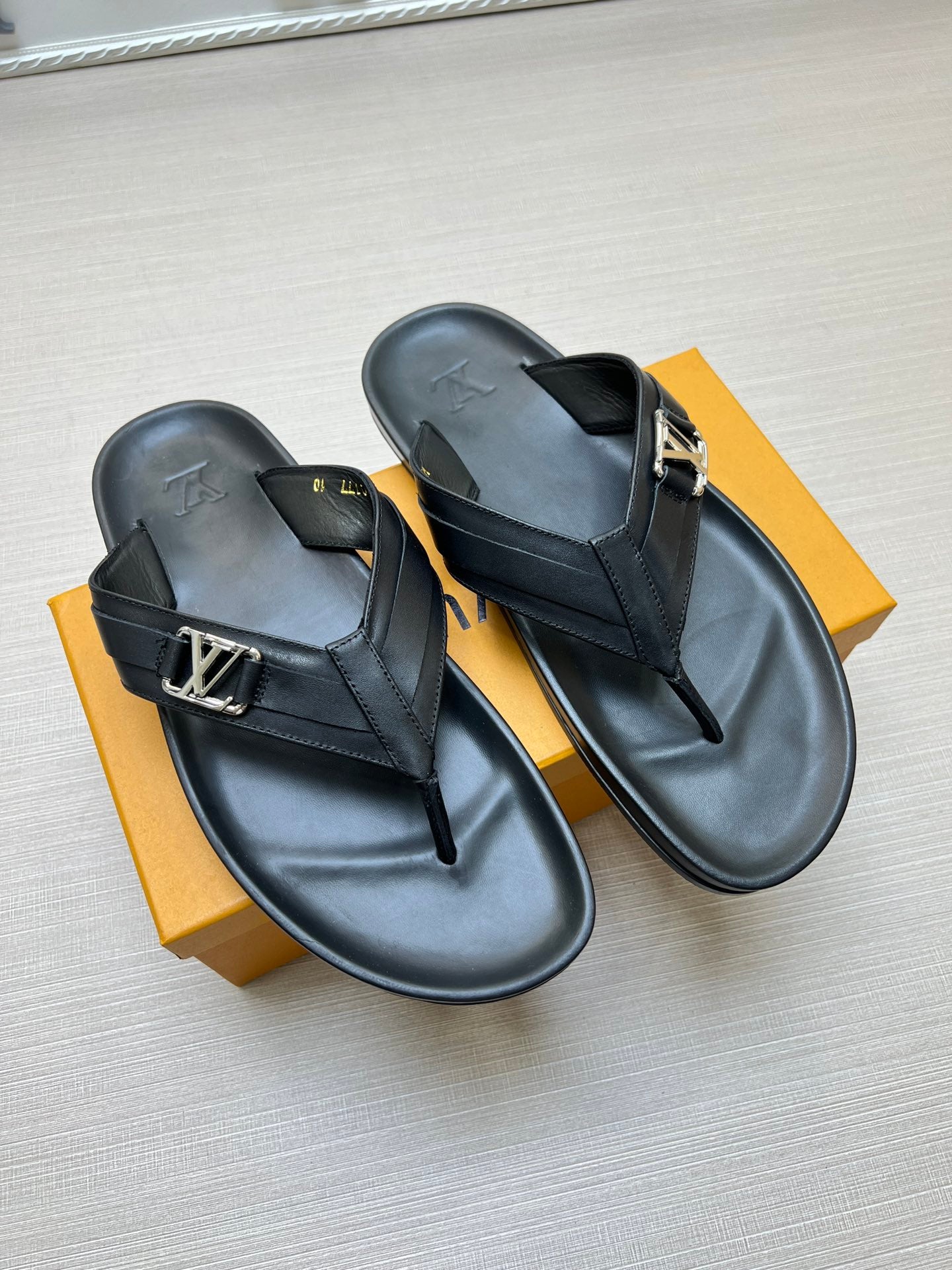 54E86ZDE Stylish slippers