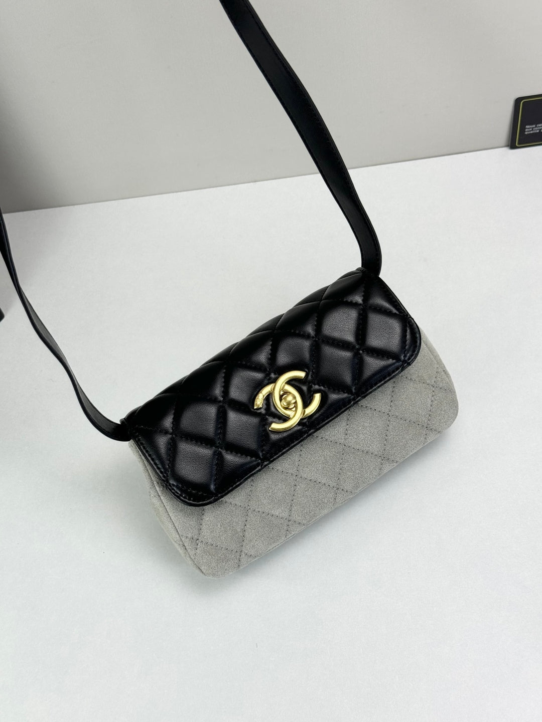 15RC61BDE Stylish leather bag