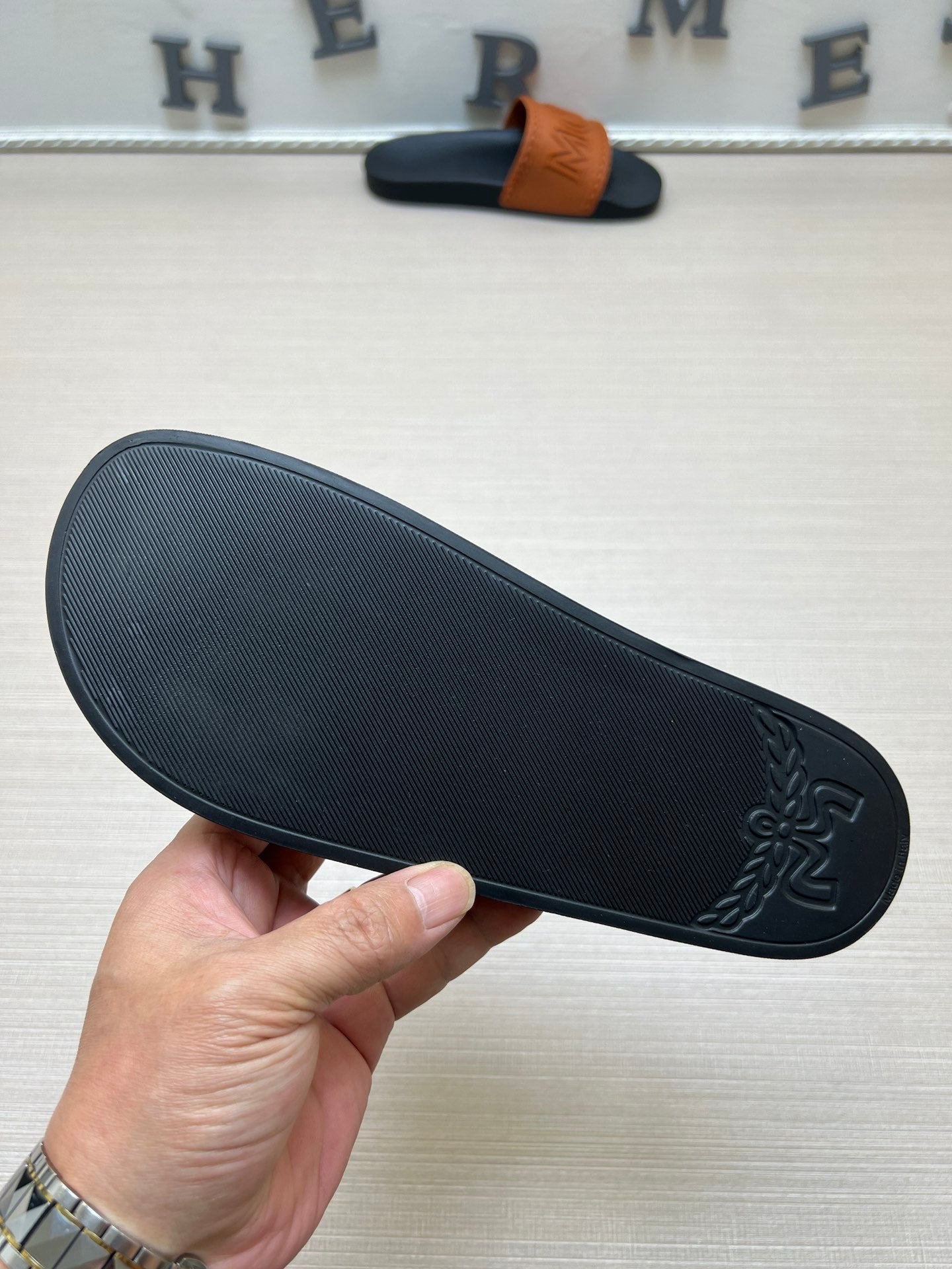 54M42ZDE Stylish slippers