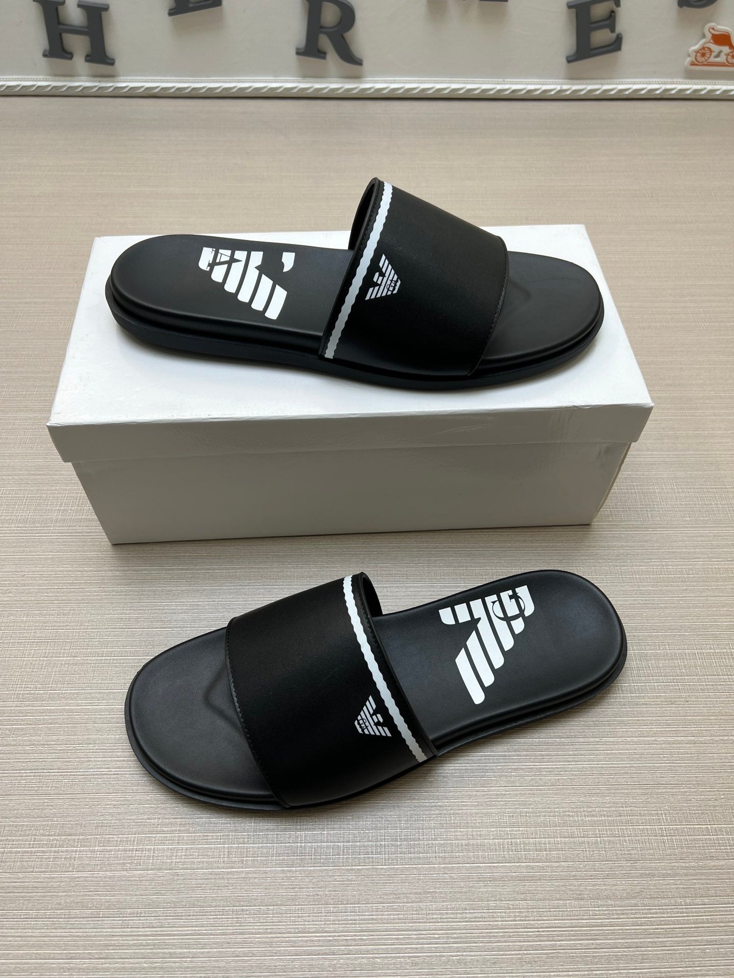 54A102ZDE Stylish slippers