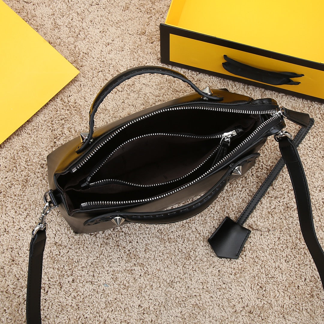 5F41BDE Stylish leather bag