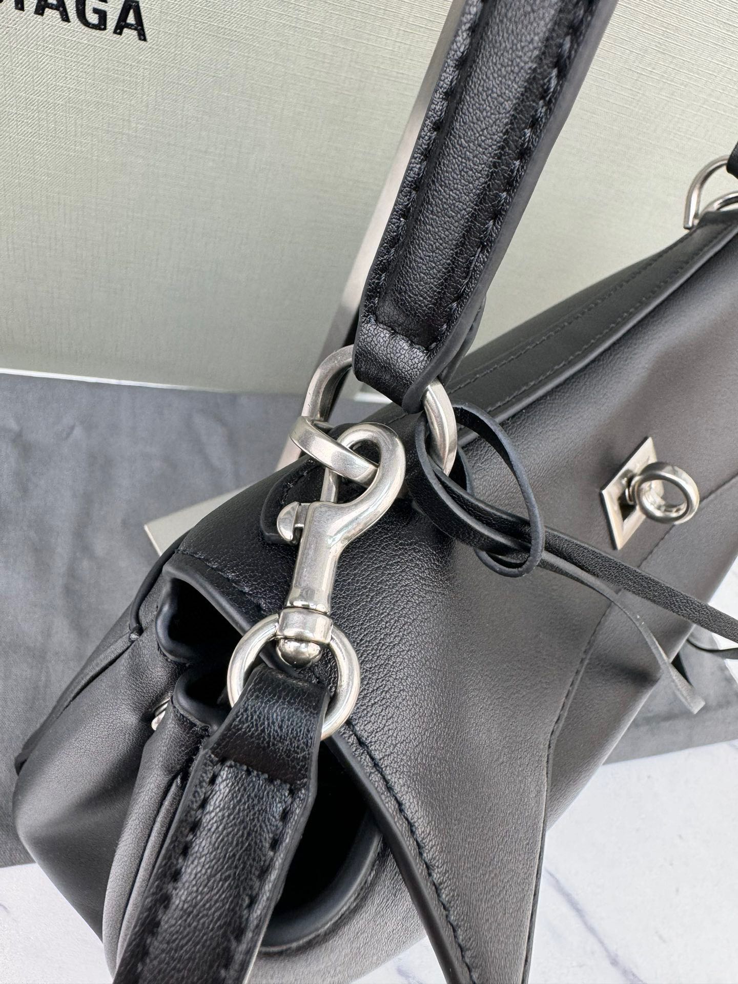 15XJ4BDE Stylish leather bag