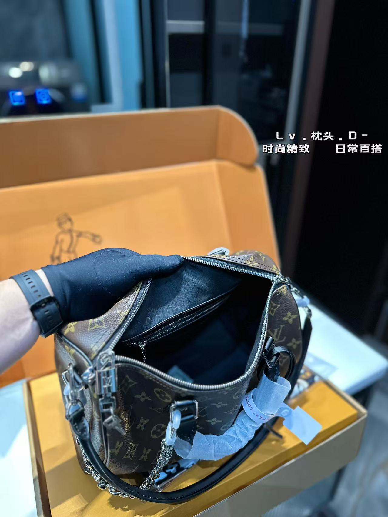 1WE22BDE Stylish leather bag