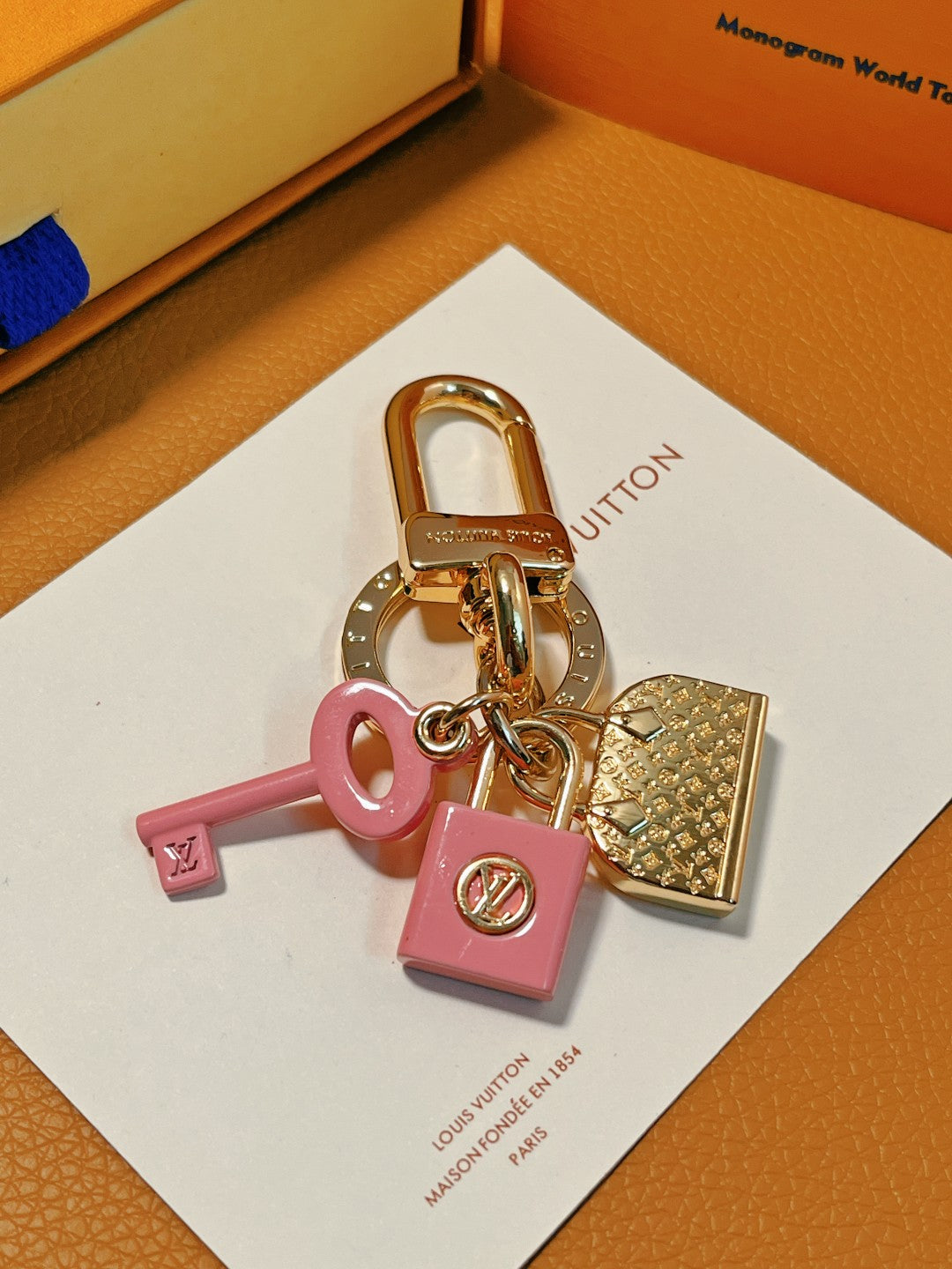 14E43ADE Stylish key closure