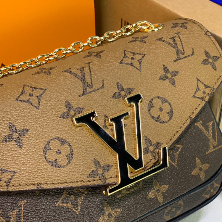 AE113BDE Stylish leather bag