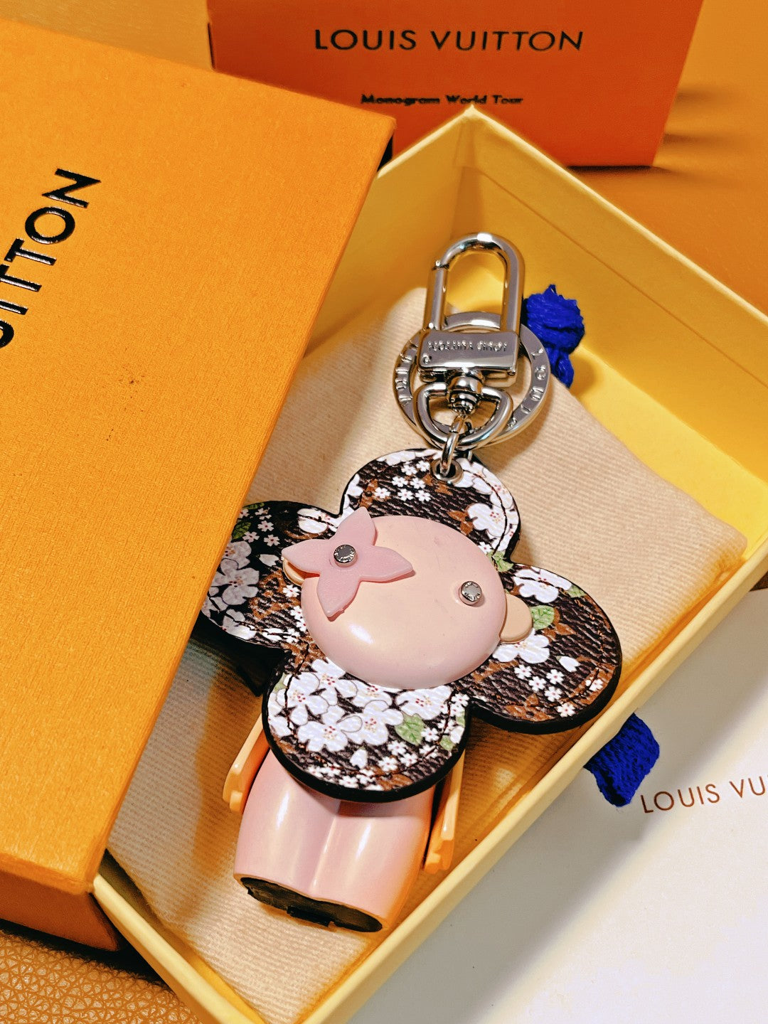 14E57ADE Stylish key closure