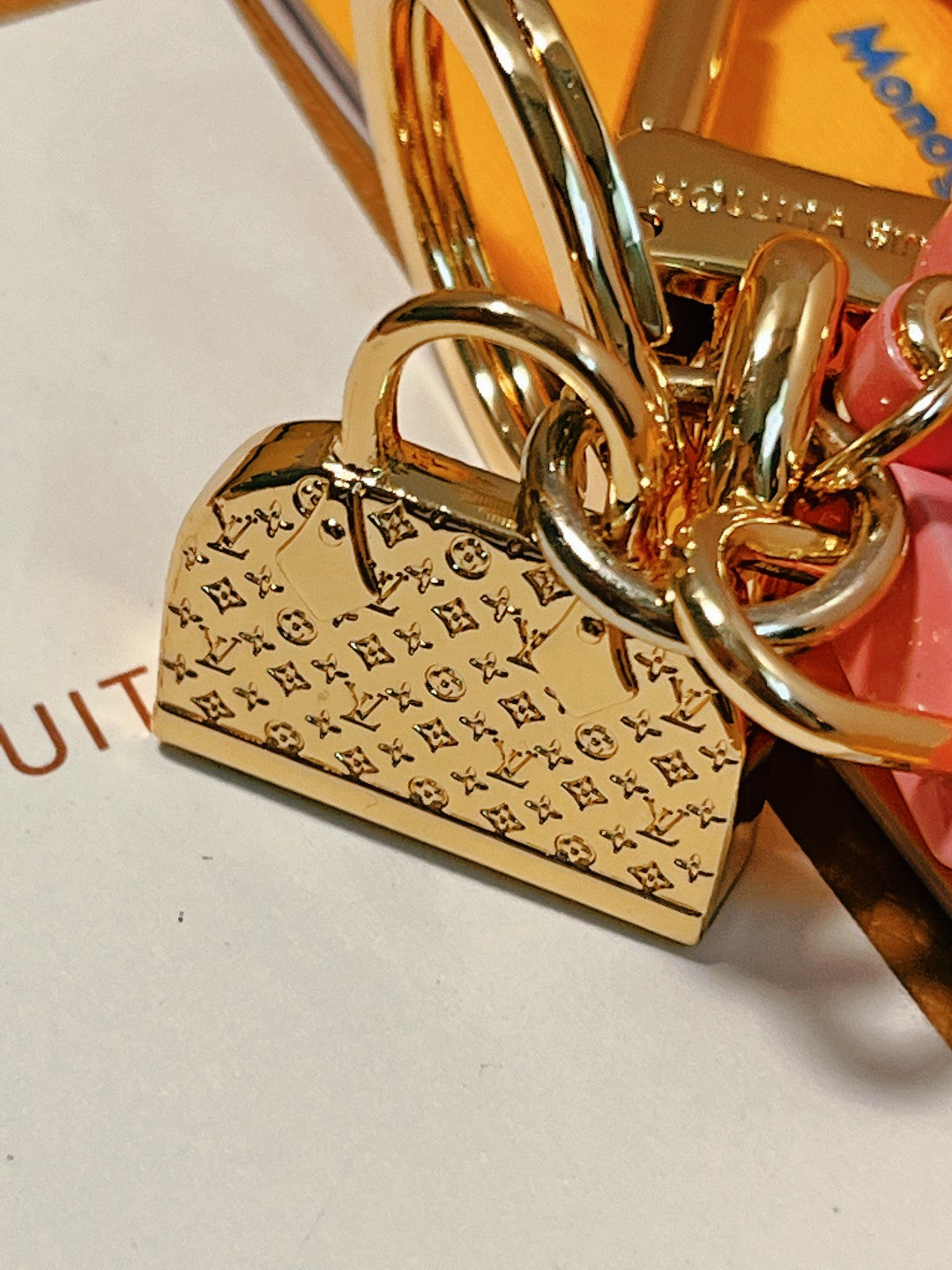 14E43ADE Stylish key closure