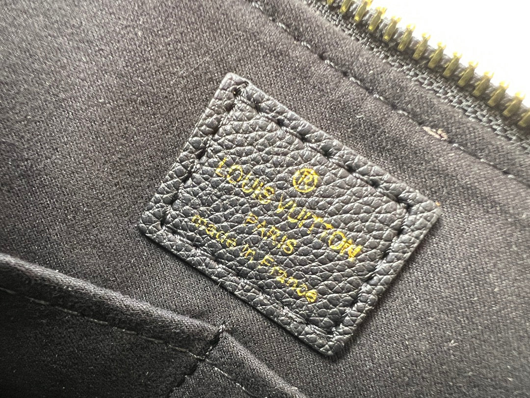 2WE36BDE Stylish leather bag