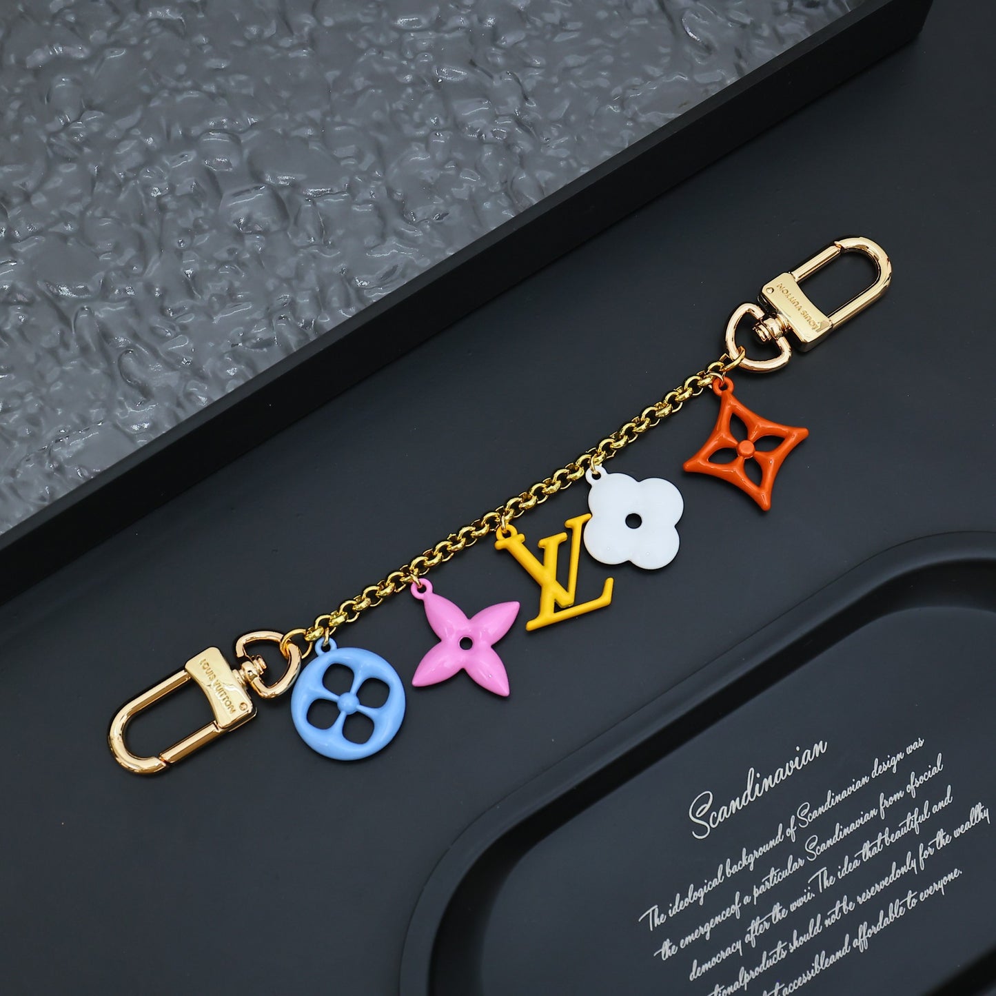 14E54ADE Stylish key closure