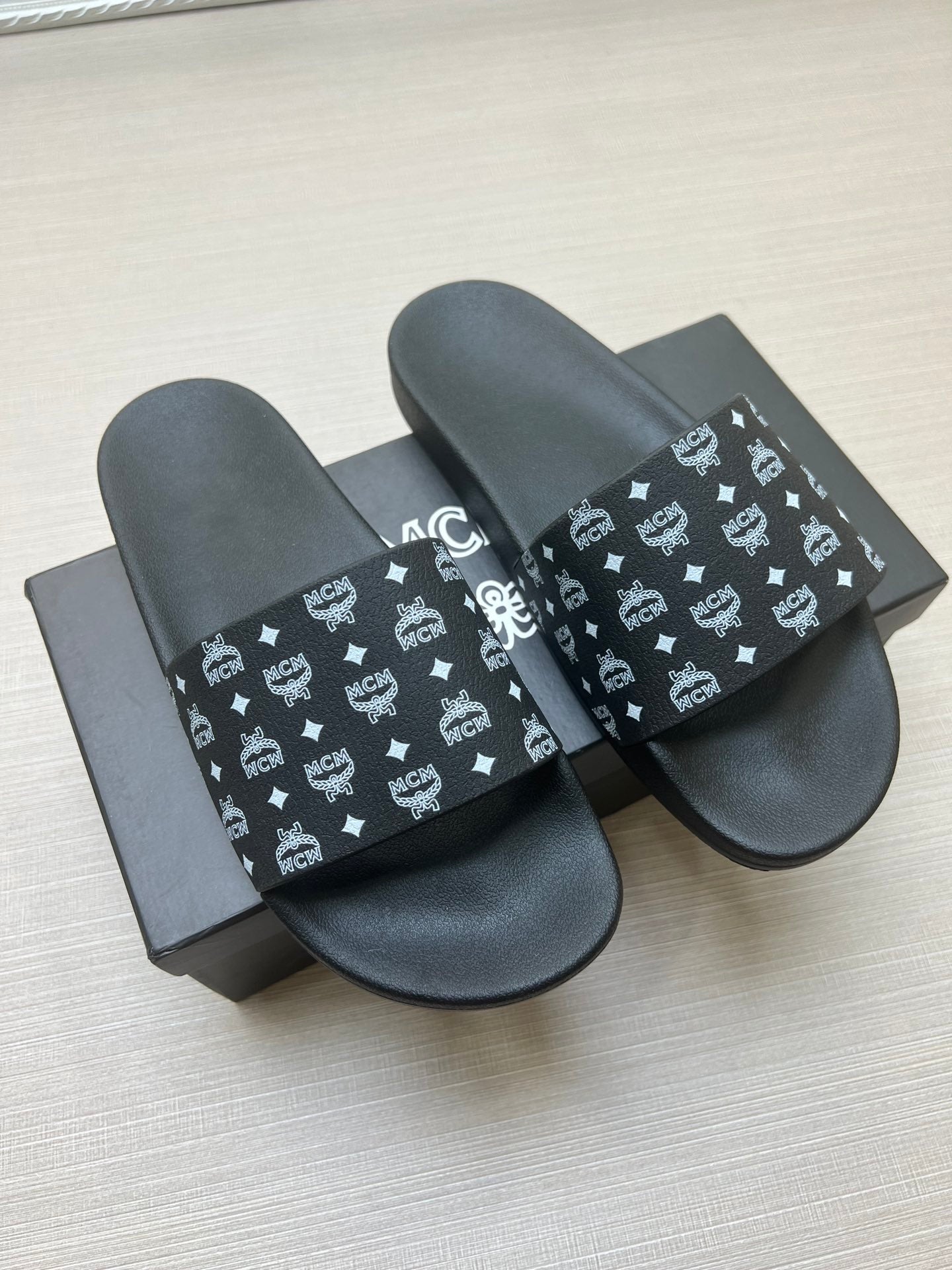 54M46ZDE Stylish slippers