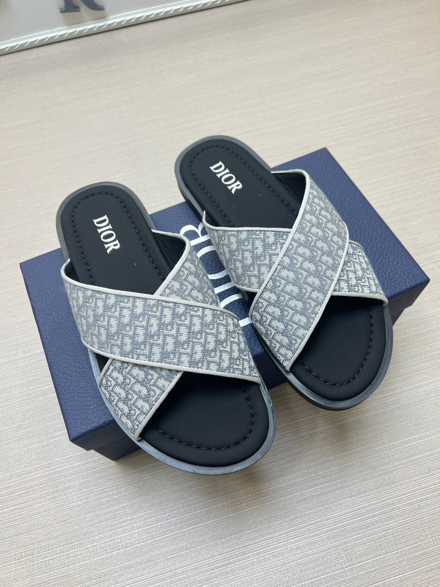 54D81ZDE Stylish slippers
