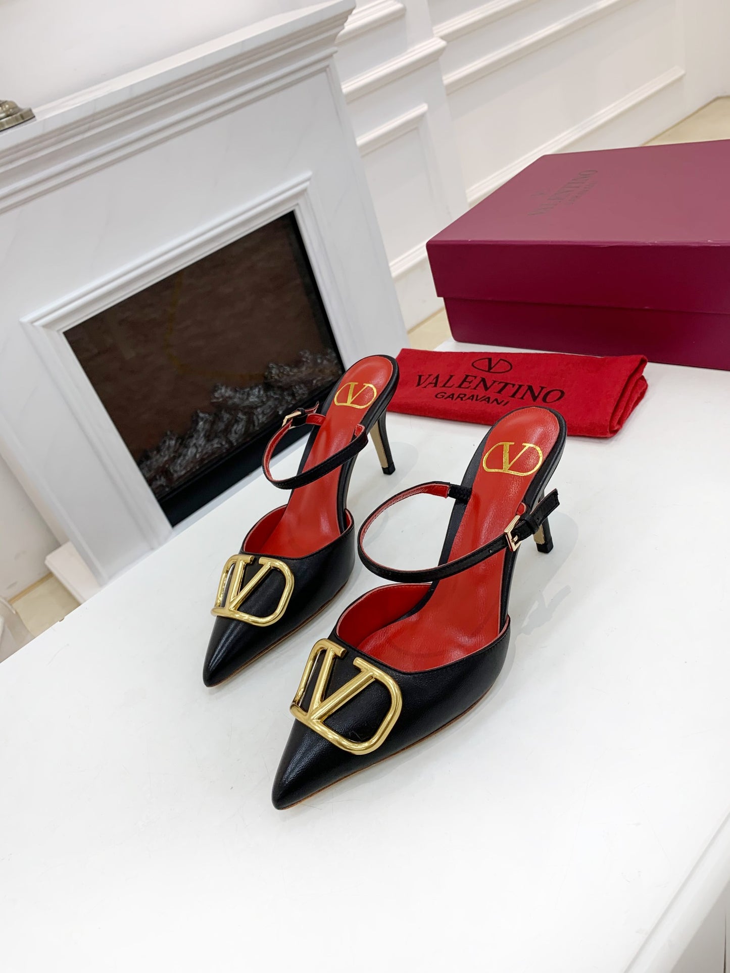 2YVL28ZDE Stylish leather High heels