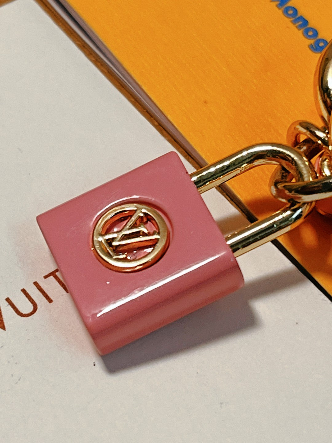 14E43ADE Stylish key closure