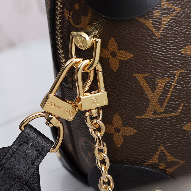1E33BDE Stylish leather bag
