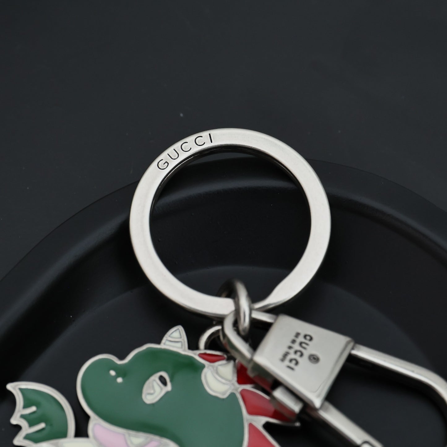 14B19ADE Stylish key closure