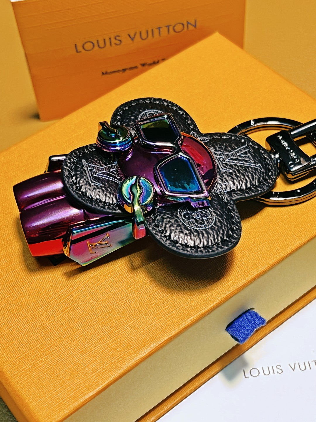 14E35ADE Stylish key closure