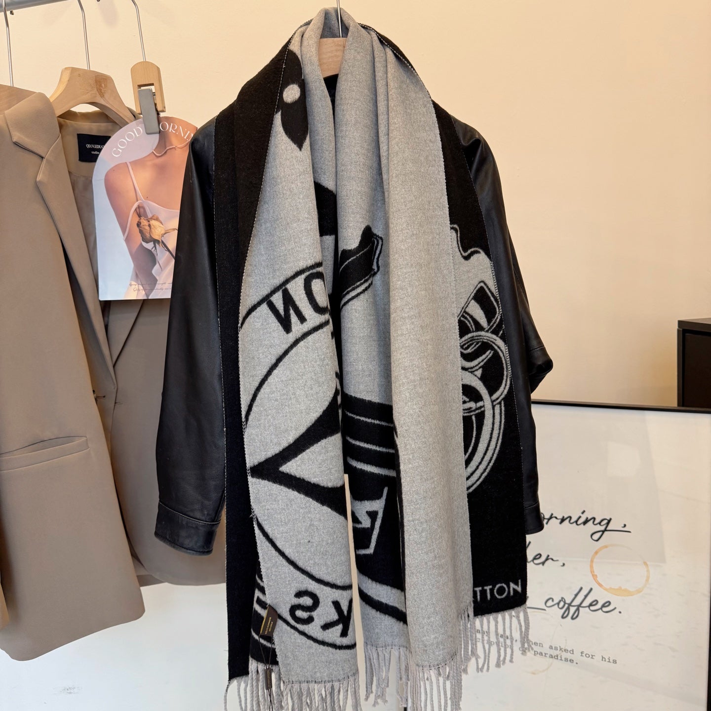 175RE3WDE Stylish Winter Scarves