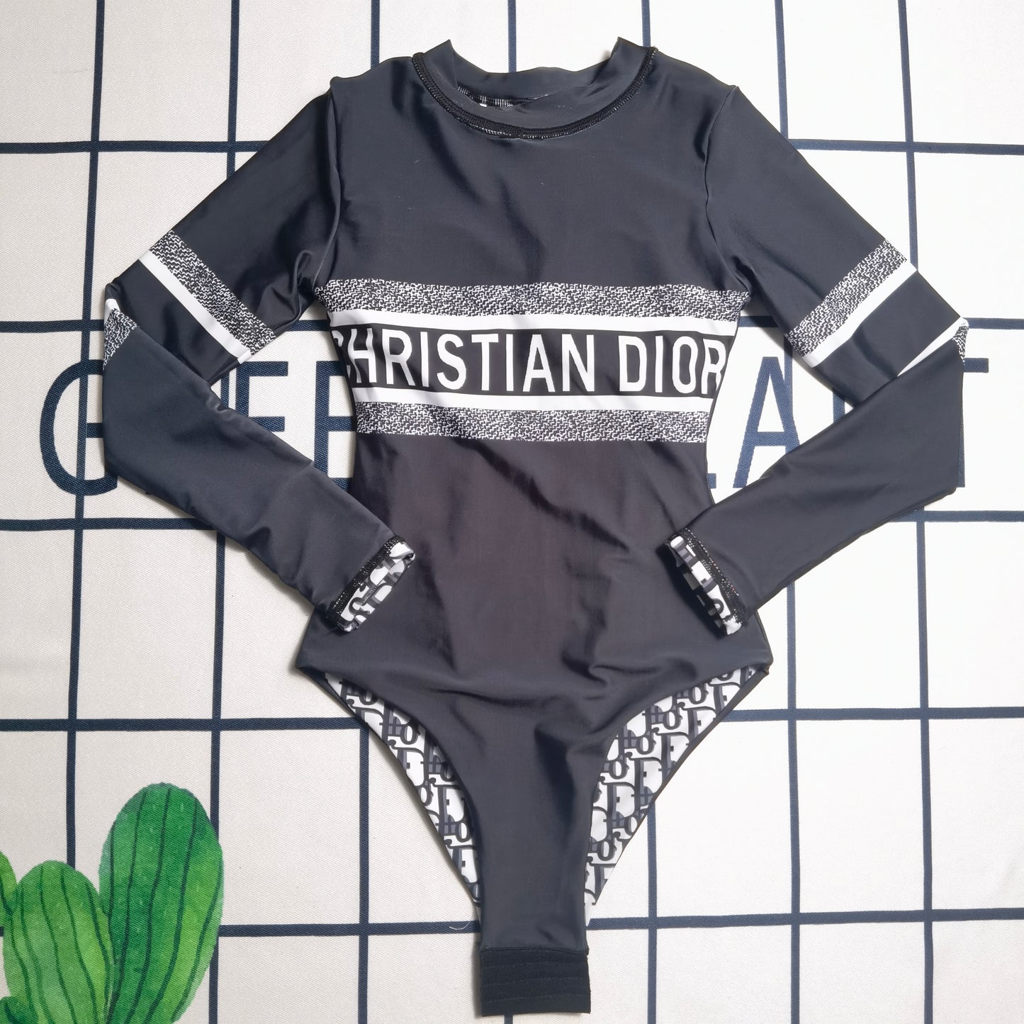 14D21YDE Stylish Long sleeve swimsuit