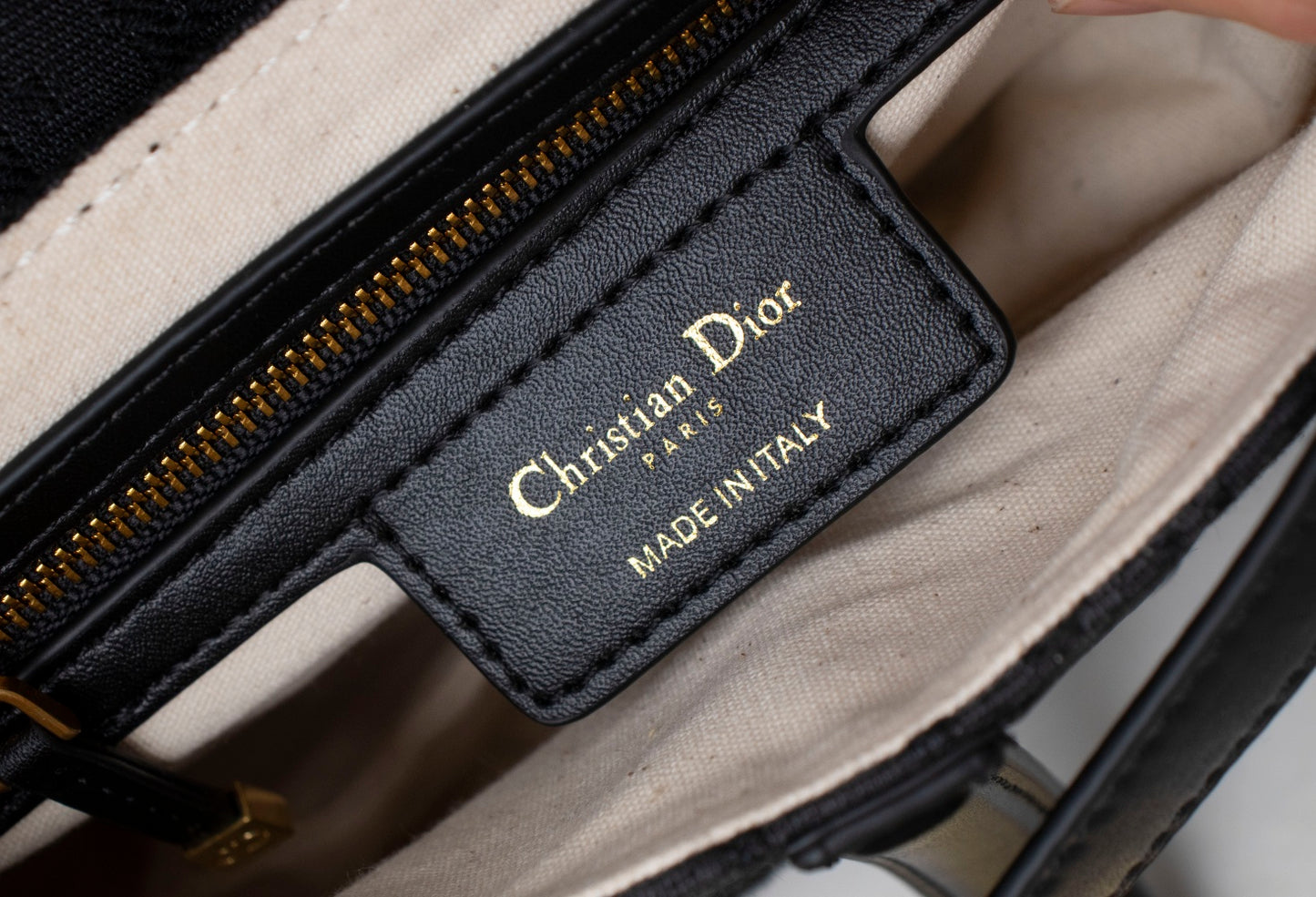 5D12BDE Stylish leather bag