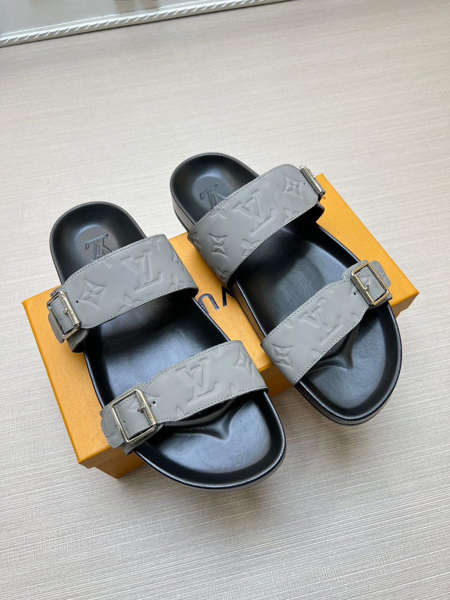 54E87ZDE Stylish slippers