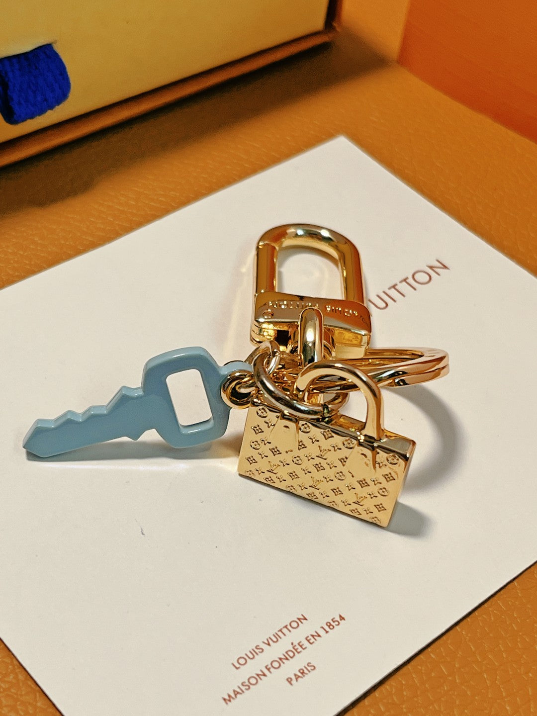 14E43ADE Stylish key closure