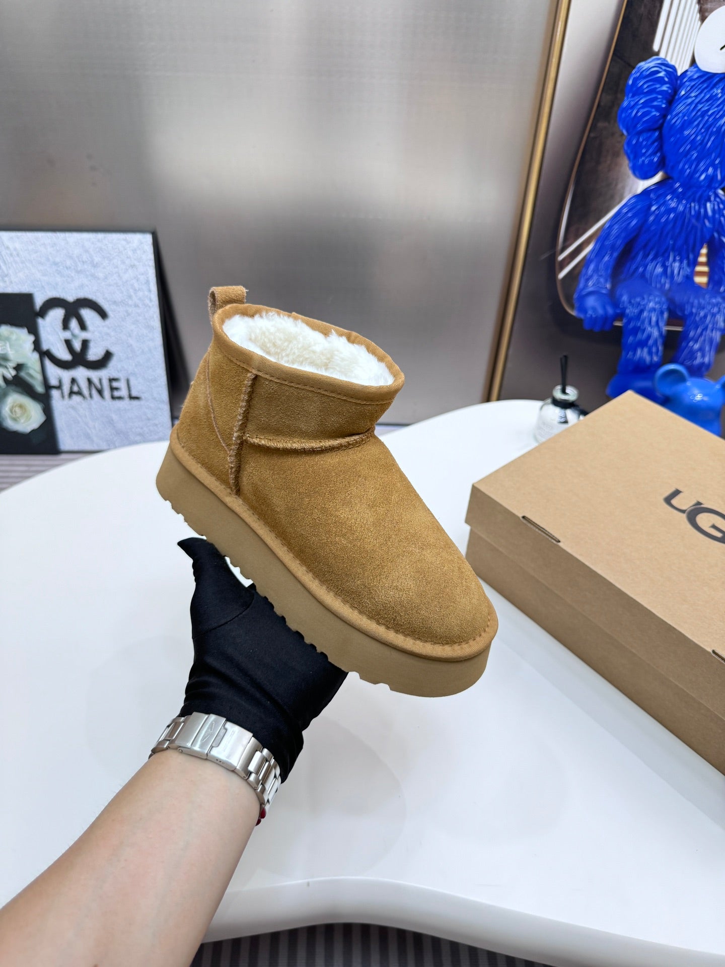 1LU9ZDE Stylish snow boots