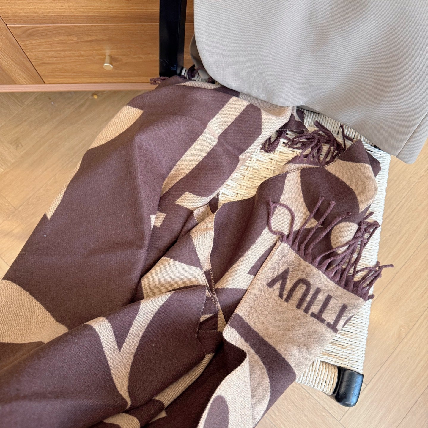 185ZE66WDE Stylish Winter Scarves