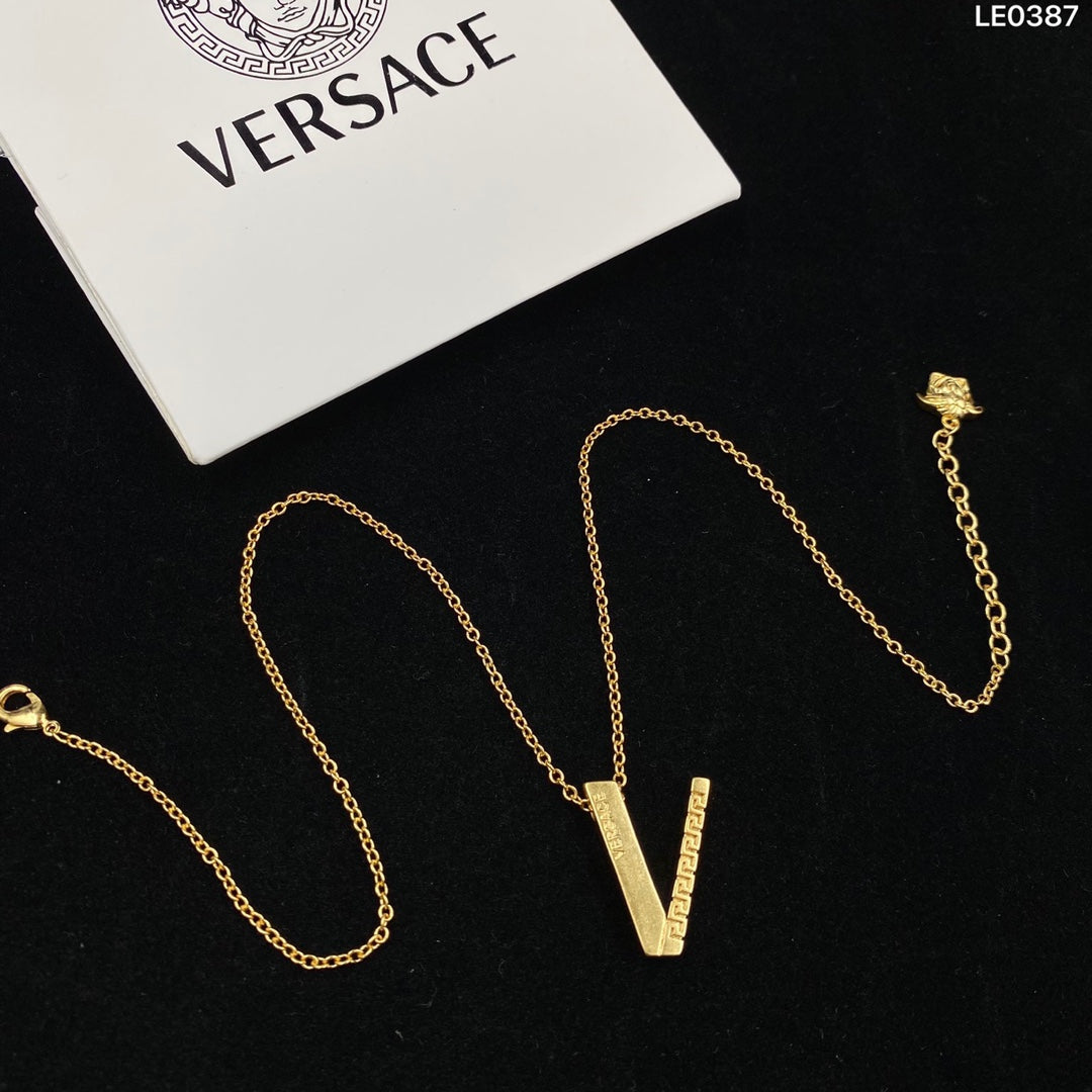 175RV54XDE Stylish Necklaces