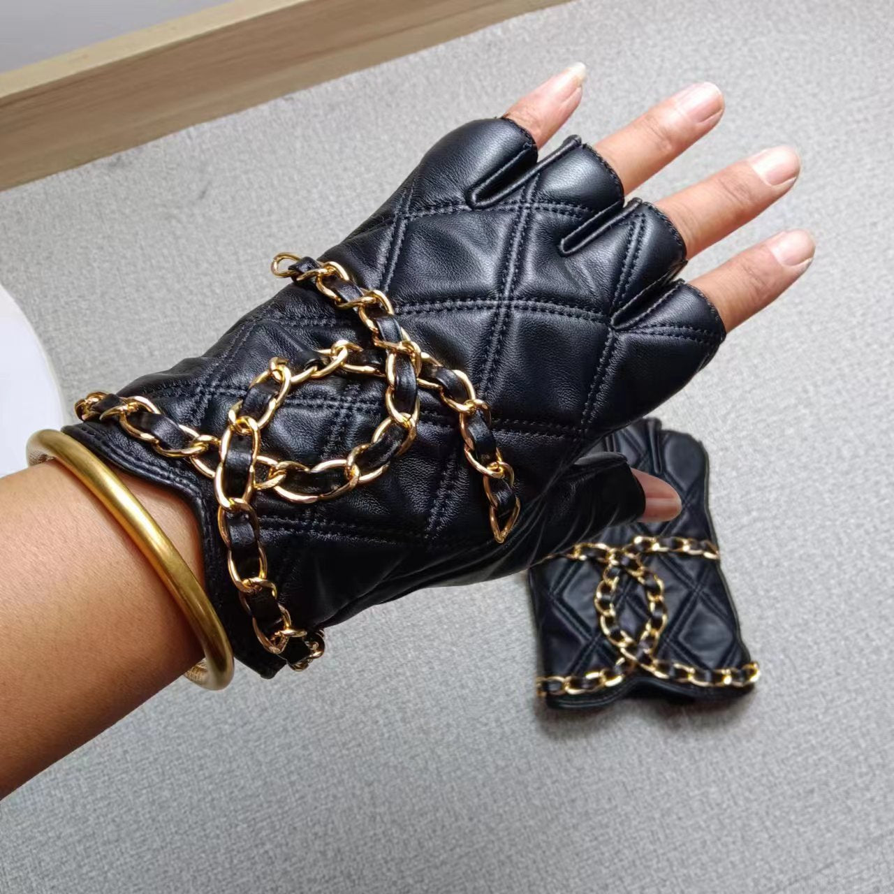 24C89SDE Stylish gloves