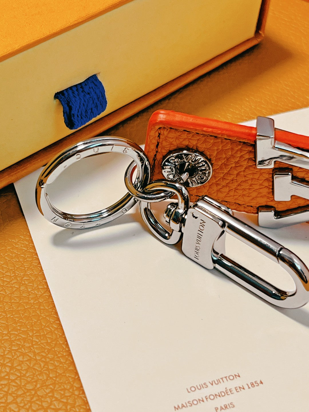 14E58ADE Stylish key closure