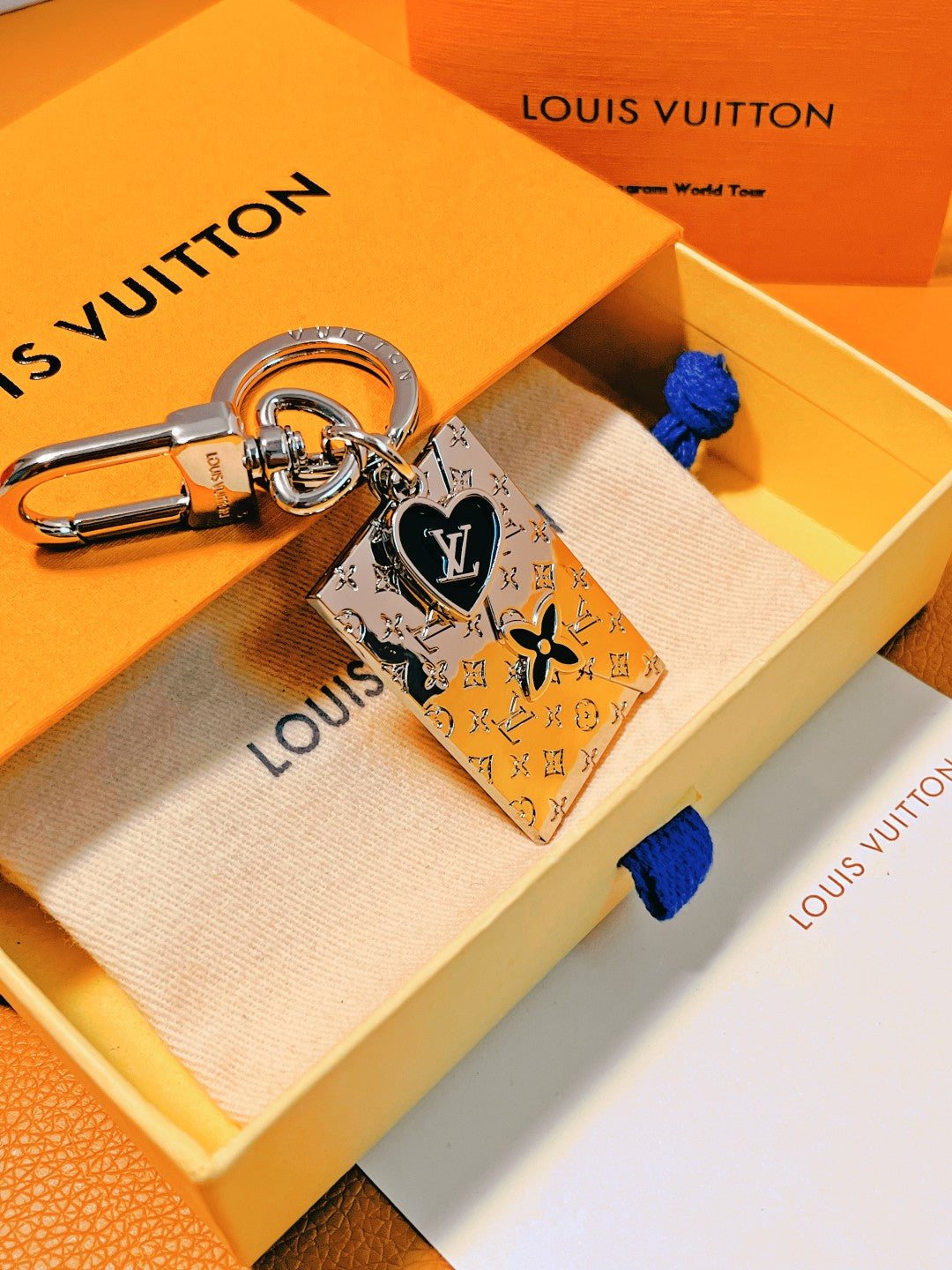 14E28ADE Stylish key closure