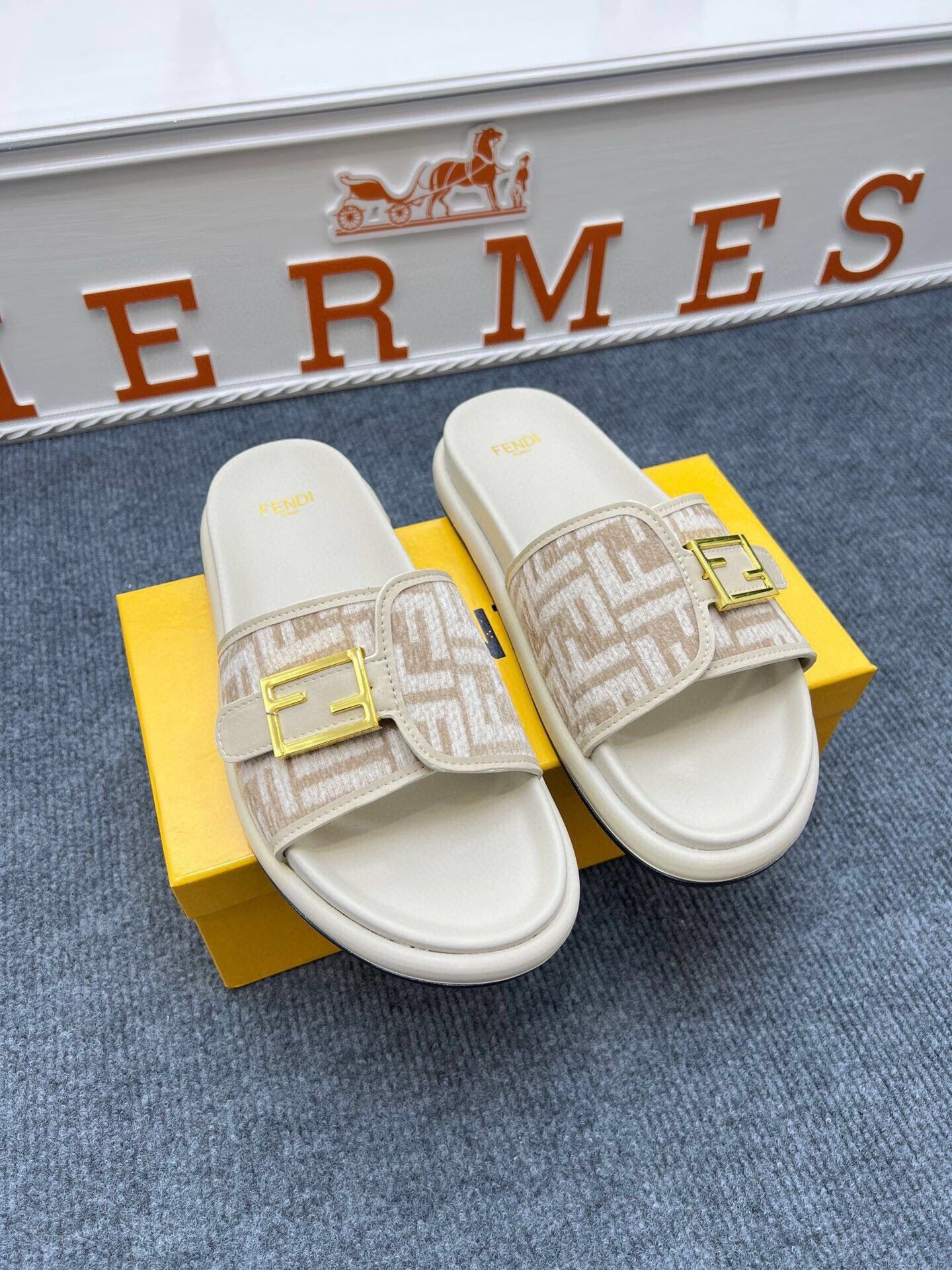 54F37ZDE Stylish slippers
