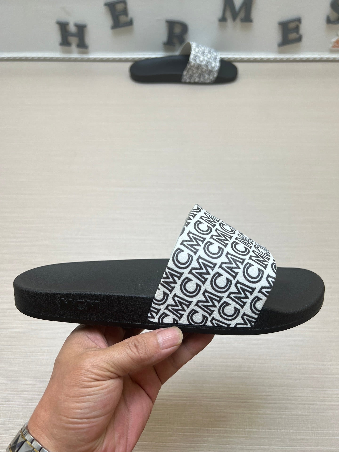 54M45ZDE Stylish slippers