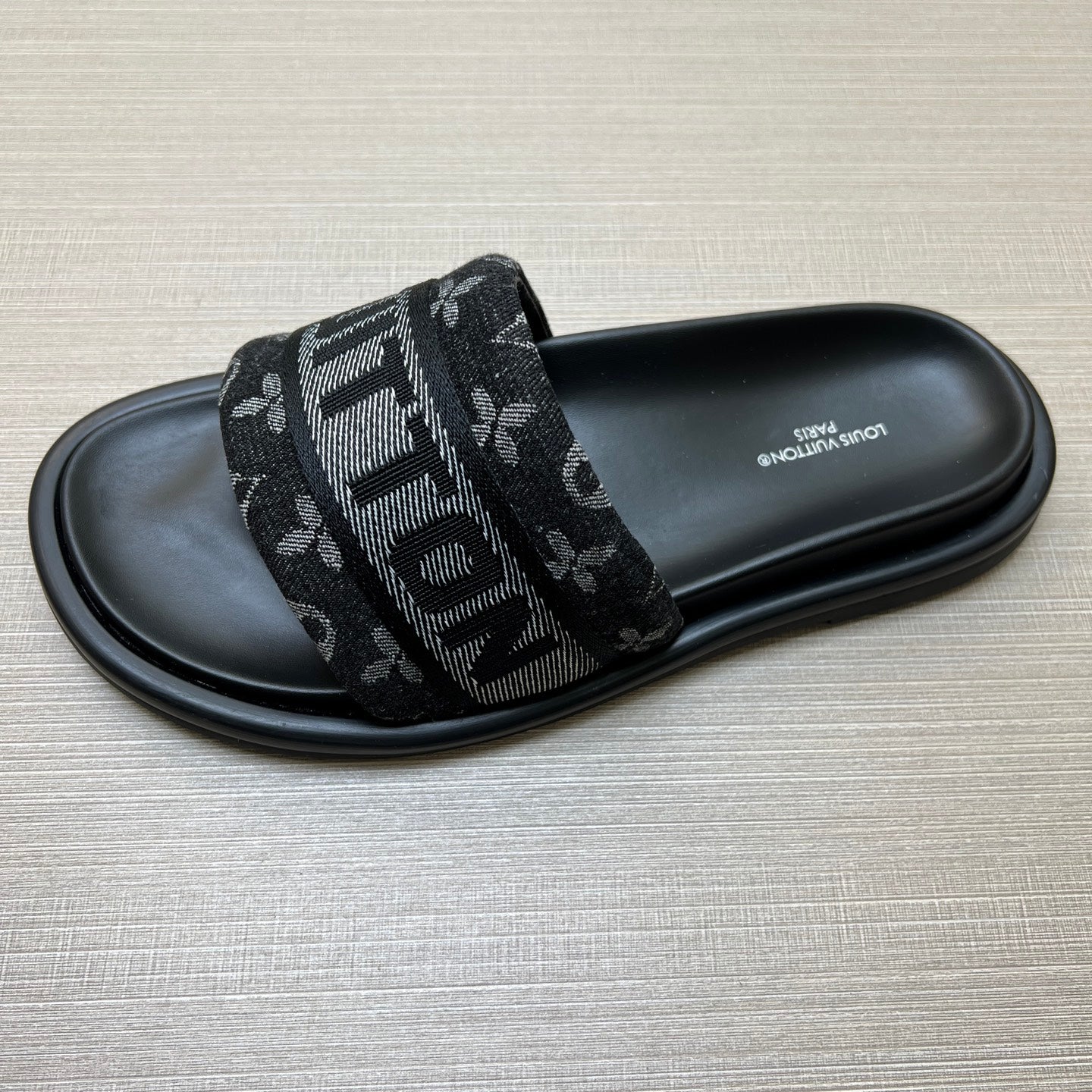 535ZE300ZDE Stylish Slippers