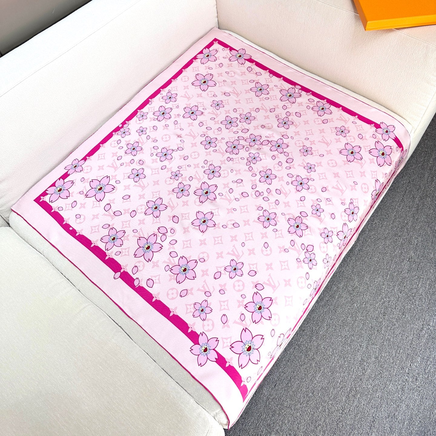 155NE62WDE Stylish Silk Scarve