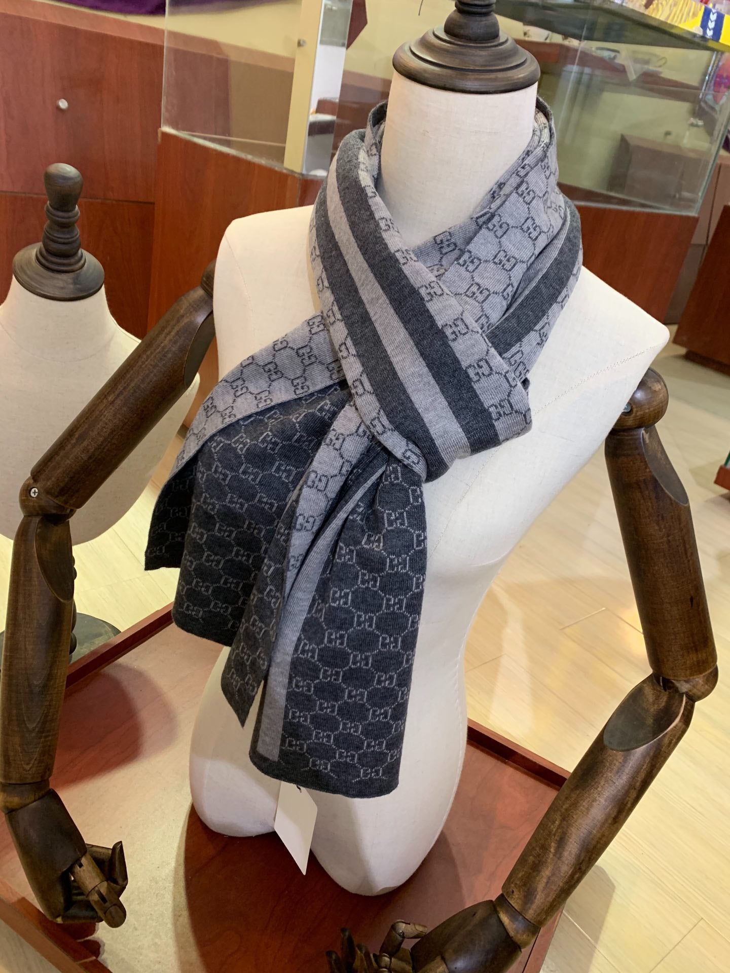 185ZB79WDE Stylish Winter Scarves