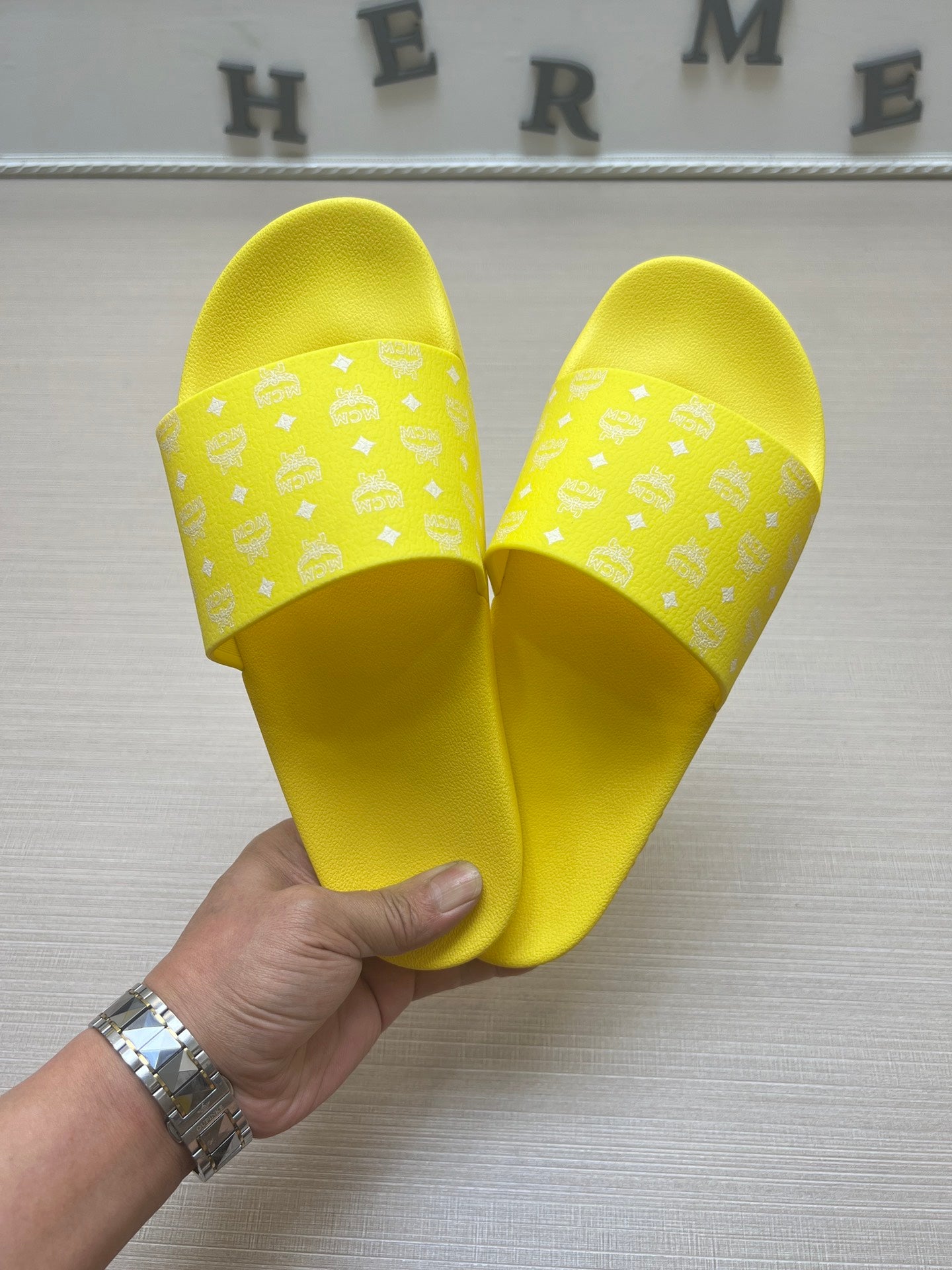 54M47ZDE Stylish slippers