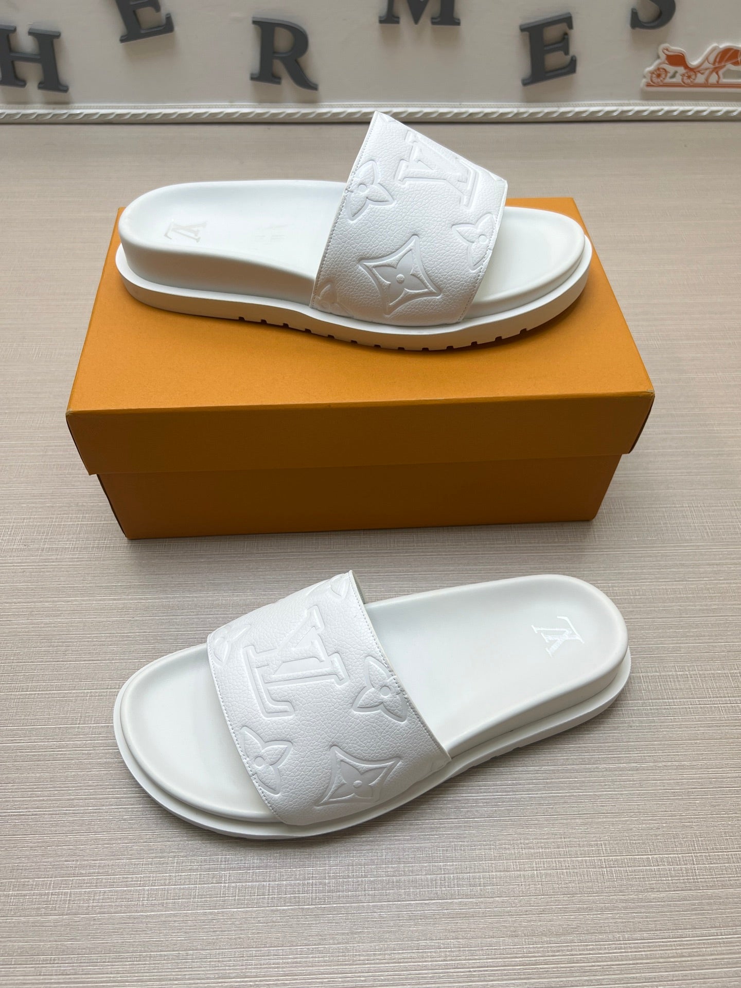 54E3ZDE Stylish slippers