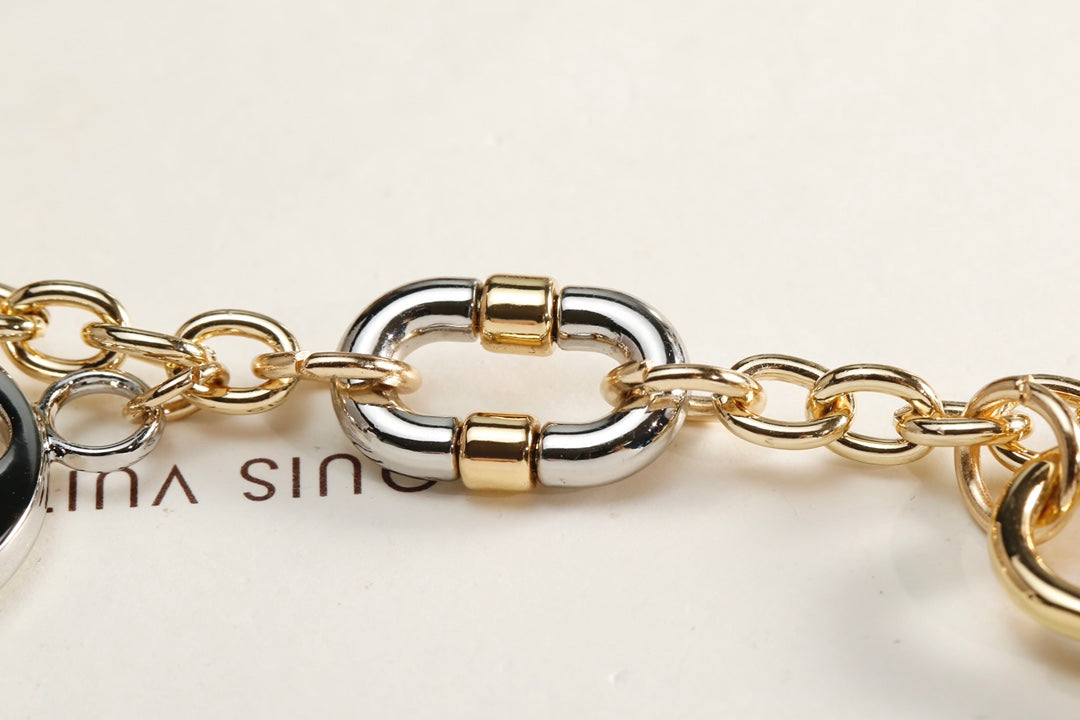 14E3ADE Stylish key closure
