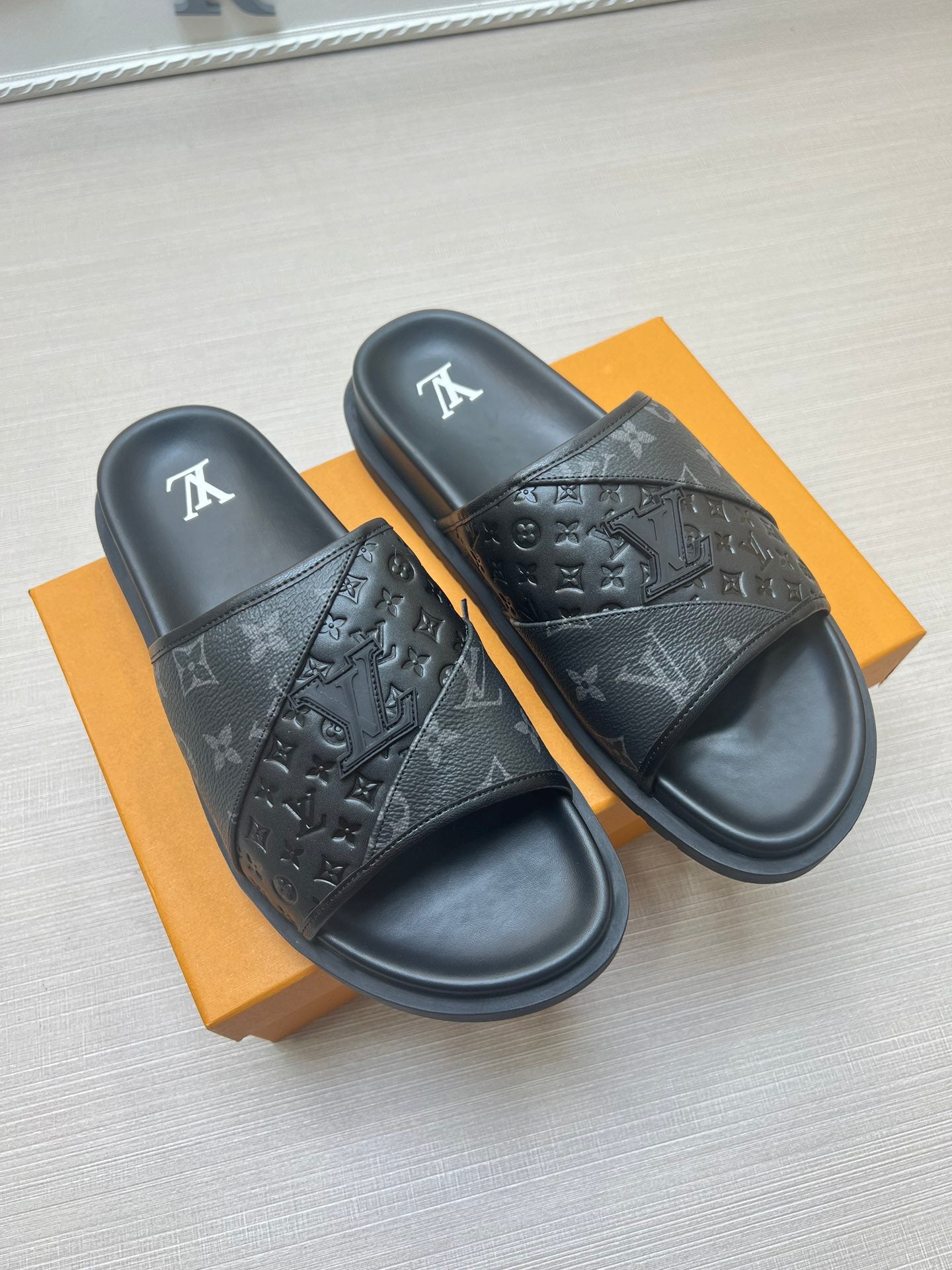 54E2ZDE Stylish slippers