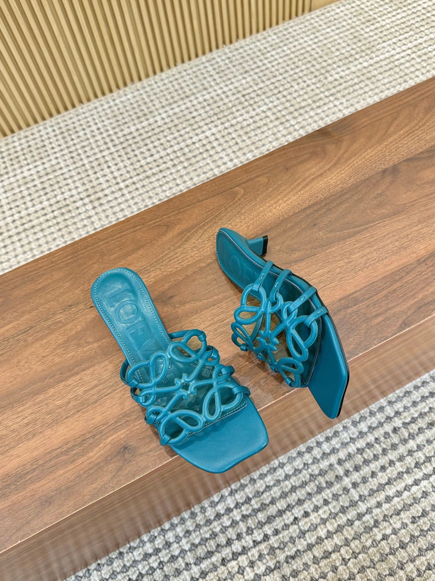 255QA33ZDE Stylish leather Slippers