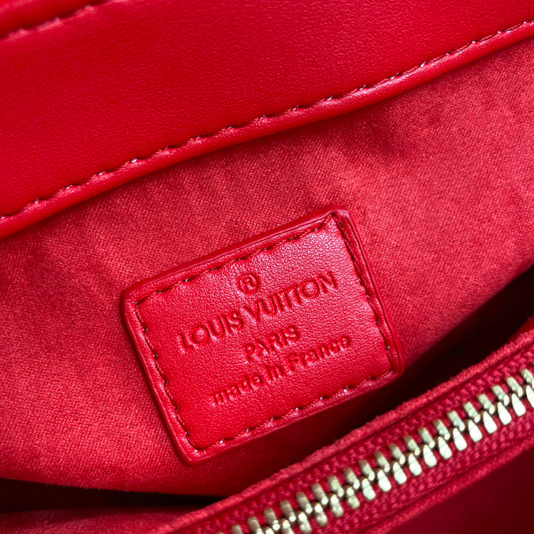 AE028BDE Stylish leather bag
